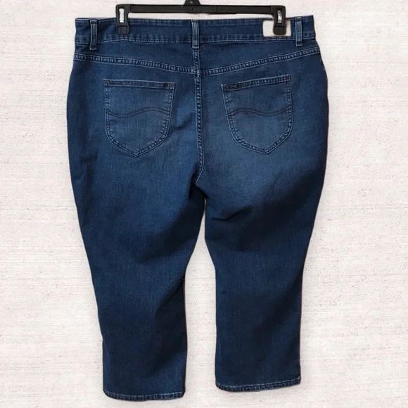 Lee Women's Plus Size Midrise Regular Fit Capri Jeans Pant 20W - Picture 2 of 14